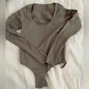NWOT Skims Essential Long Sleeve Scoop Neck Bodysuit